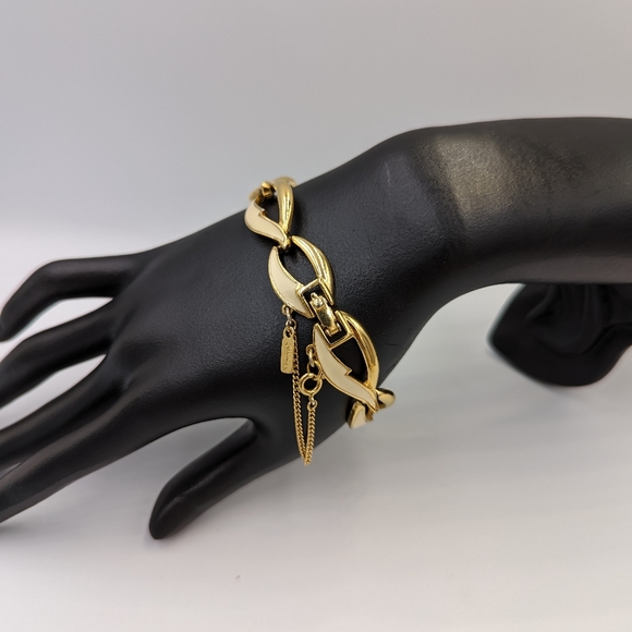 Vintage Monet Link Bracelet Cream Enamel Gold Tone Safety Chain Fold Clasp - Picture 4 of 13